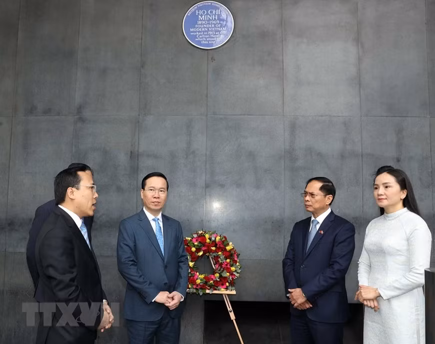 Biển lưu niệm Chủ tịch Hồ Chí Minh đặt tại Tòa nhà New Zealand House trên phố Haymarket ở London, Vương quốc Anh, trước đây là khách sạn Carlton, nơi Bác Hồ từng làm việc trong khoảng thời gian từ 1913-1917. (Ảnh: Thống Nhất/TTXVN)
