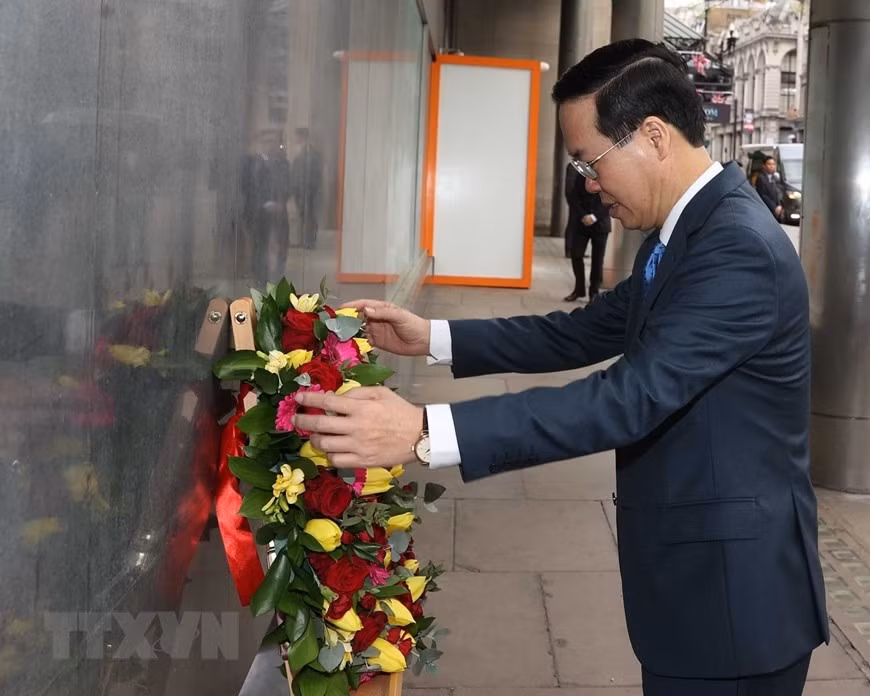 Sáng cùng ngày, Chủ tịch nước Võ Văn Thưởng đặt hoa tại Biển lưu niệm Chủ tịch Hồ Chí Minh tại Tòa nhà New Zealand House trên phố Haymarket ở London, Vương quốc Anh.(Ảnh: Thống Nhất/TTXVN)