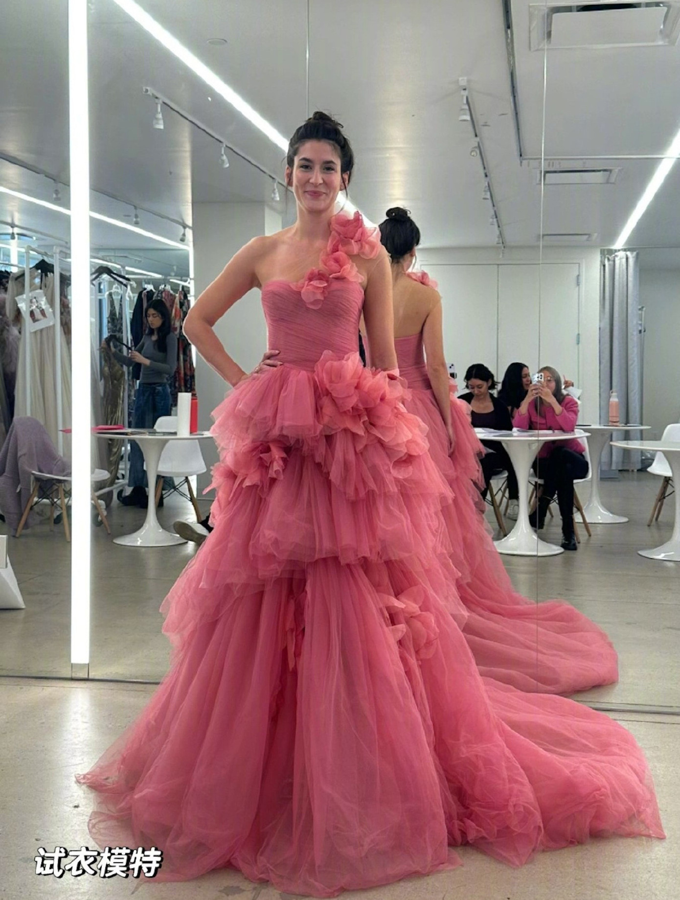 Nhà thiết kế thu nhỏ thắt lưng của chiếc váy gốc 11,5 cm để cho Angelababy mặc. Ảnh: Weibo. Nhà thiết kế thu nhỏ thắt lưng của chiếc váy gốc 11,5 cm để cho Angelababy mặc. Ảnh: Weibo.