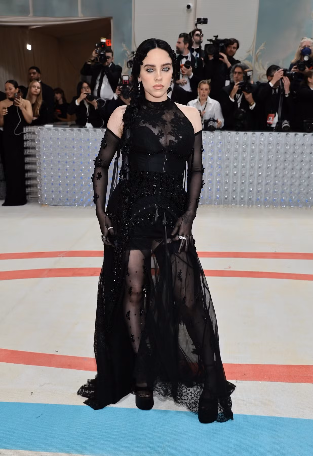 Billie Eilish già dặn hơn tuổi 22 với kiểu trang điểm. Cô mặc váy của Simone Rocha. Ảnh: Getty Images. Billie Eilish già dặn hơn tuổi 22 với kiểu trang điểm. Cô mặc váy của Simone Rocha. Ảnh: Getty Images.