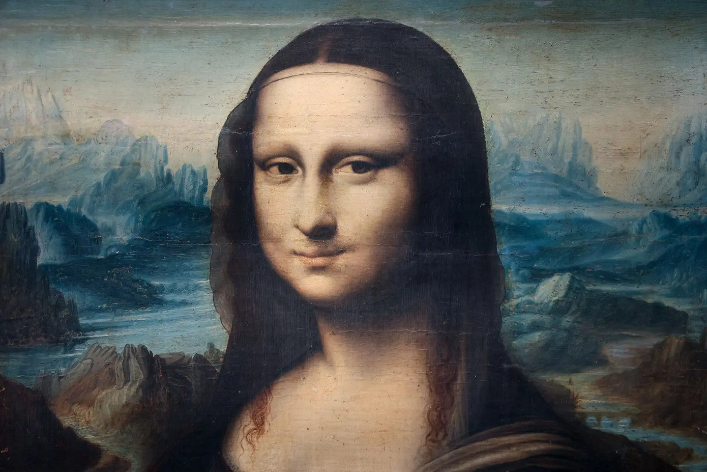 Sau lưng phía bên phải của nàng Mona Lisa có một cây cầu mờ ảo. Ảnh: Getty Images. Sau lưng phía bên phải của nàng Mona Lisa có một cây cầu mờ ảo. Ảnh: Getty Images.