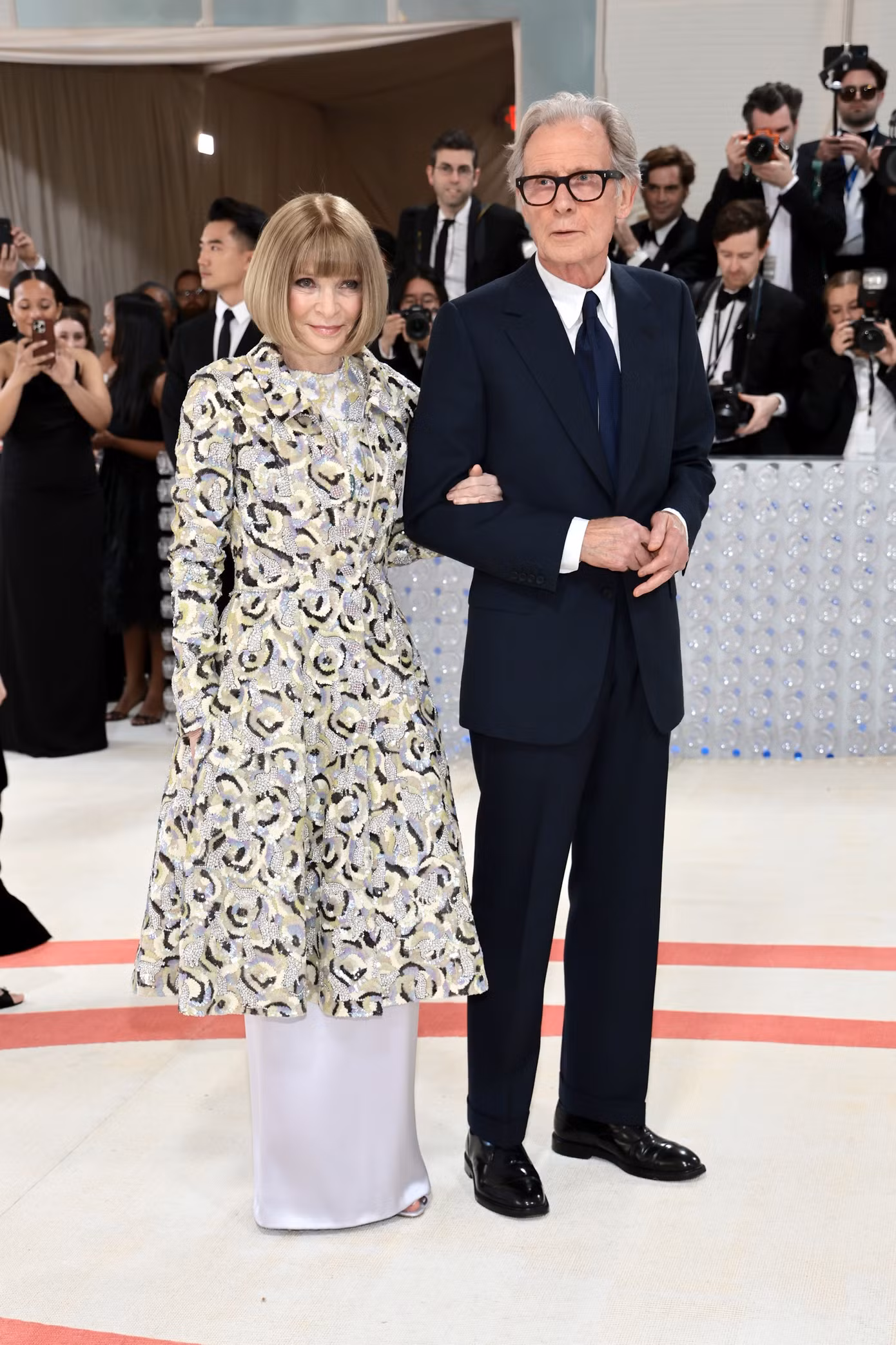 Nữ tổng biên tập quyền lực của Vogue Anna Wintour mặc váy của Chanel Haute Couture. Hộ tống bà là tài tử gạo cội người Anh Bill Nighy. Ảnh: Getty Images. Nữ tổng biên tập quyền lực của Vogue Anna Wintour mặc váy của Chanel Haute Couture. Hộ tống bà là tài tử gạo cội người Anh Bill Nighy. Ảnh: Getty Images.