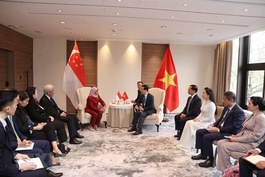 Trong chương trình dự Lễ đăng quang của Nhà vua Anh Charles III và Hoàng hậu Camilla, sáng 5/5/2023 (theo giờ địa phương), tại Thủ đô London, Chủ tịch nước Võ Văn Thưởng gặp Tổng thống Singapore Halimah Yacob. (Ảnh: Thống Nhất/TTXVN) Trong chương trình dự Lễ đăng quang của Nhà vua Anh Charles III và Hoàng hậu Camilla, sáng 5/5/2023 (theo giờ địa phương), tại Thủ đô London, Chủ tịch nước Võ Văn Thưởng gặp Tổng thống Singapore Halimah Yacob. (Ảnh: Thống Nhất/TTXVN)