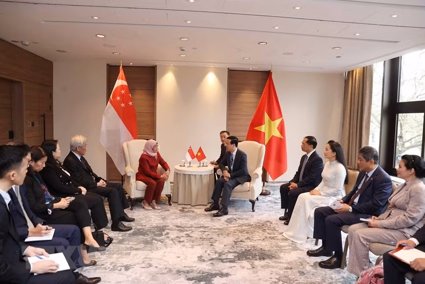 Trong chương trình dự Lễ đăng quang của Nhà vua Anh Charles III và Hoàng hậu Camilla, sáng 5/5/2023 (theo giờ địa phương), tại Thủ đô London, Chủ tịch nước Võ Văn Thưởng gặp Tổng thống Singapore Halimah Yacob. (Ảnh: Thống Nhất/TTXVN)