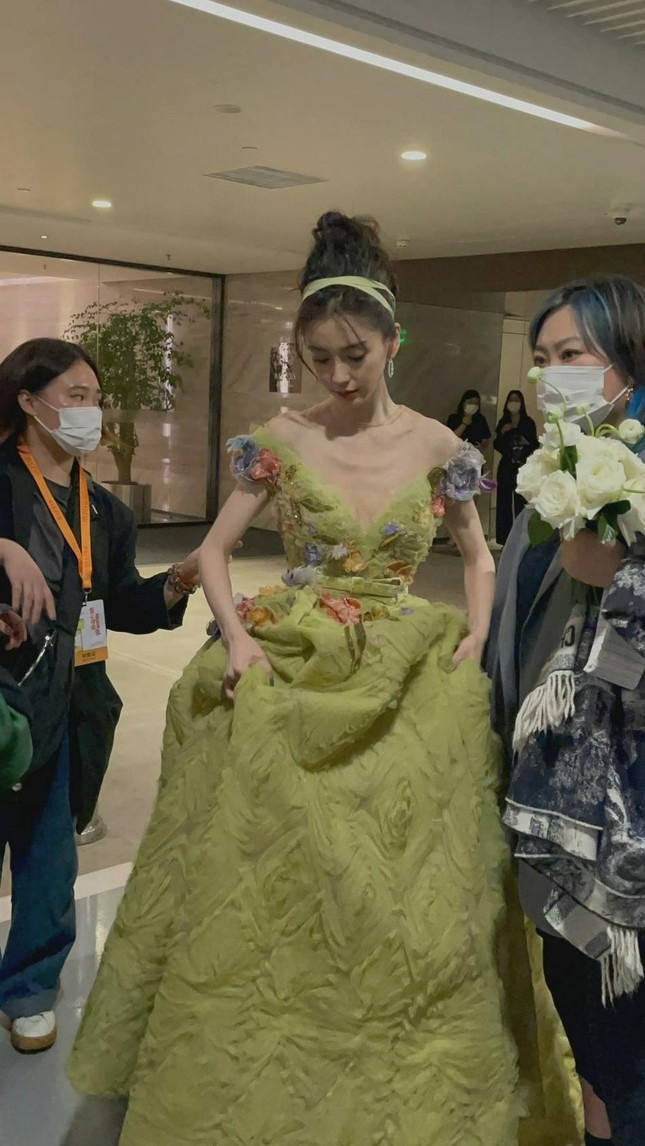 Angelababy nhiều lần gây tranh cãi vì lộ thân hình "trơ xương". Ảnh: Weibo. Angelababy nhiều lần gây tranh cãi vì lộ thân hình "trơ xương". Ảnh: Weibo.