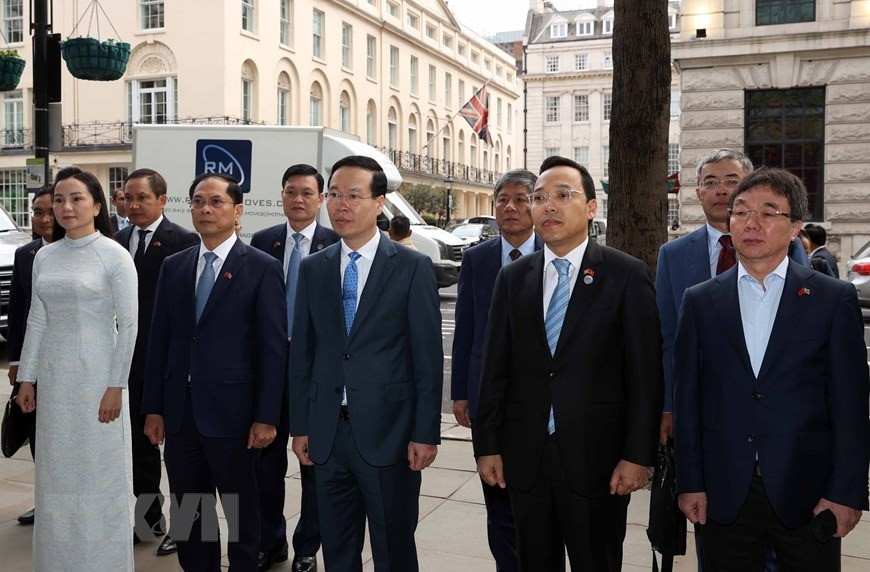 Chủ tịch nước Võ Văn Thưởng với các đại biểu tại Biển lưu niệm Chủ tịch Hồ Chí Minh ở London.(Ảnh: Thống Nhất/TTXVN) Chủ tịch nước Võ Văn Thưởng với các đại biểu tại Biển lưu niệm Chủ tịch Hồ Chí Minh ở London.(Ảnh: Thống Nhất/TTXVN)