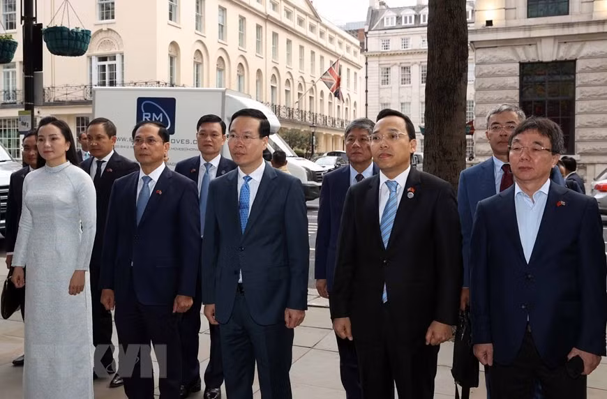 Chủ tịch nước Võ Văn Thưởng với các đại biểu tại Biển lưu niệm Chủ tịch Hồ Chí Minh ở London.(Ảnh: Thống Nhất/TTXVN)