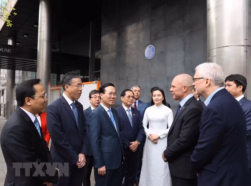 Chủ tịch nước Võ Văn Thưởng nói chuyện với các đại biểu tại Biển lưu niệm Chủ tịch Hồ Chí Minh ở London. (Ảnh: Thống Nhất/TTXVN)