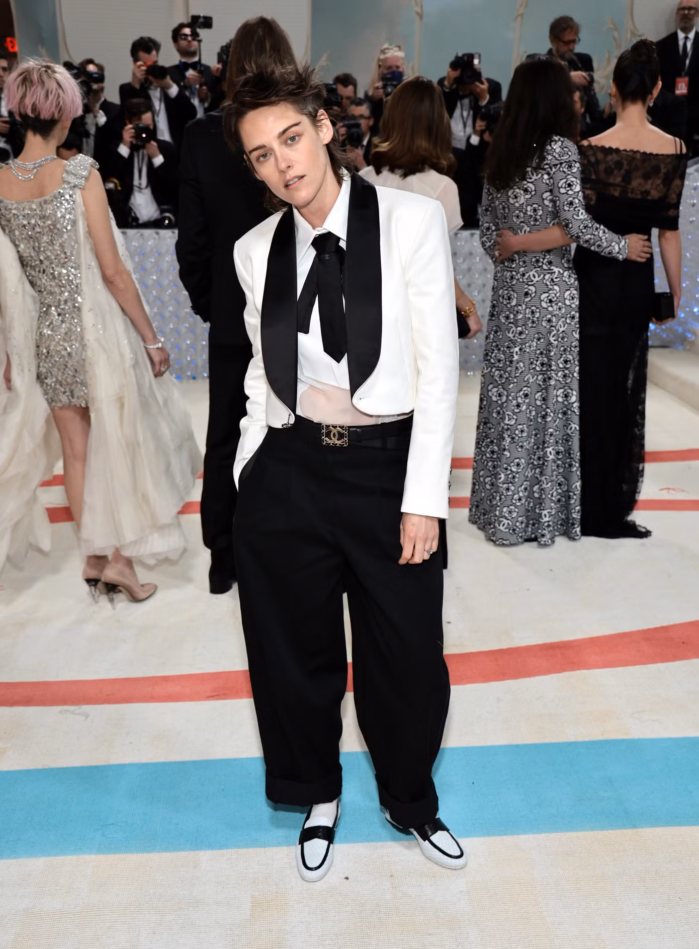 Kristen Stewart nam tính với kiểu tóc lởm chởm và bộ trang phục của Chanel. Ảnh: Getty Images. Kristen Stewart nam tính với kiểu tóc lởm chởm và bộ trang phục của Chanel. Ảnh: Getty Images.