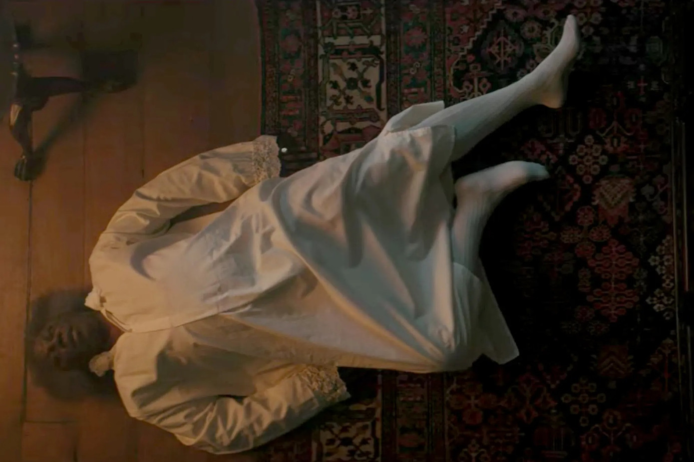 Ông Danbury chết trong lúc ân ái với vợ. Ảnh: Netflix.