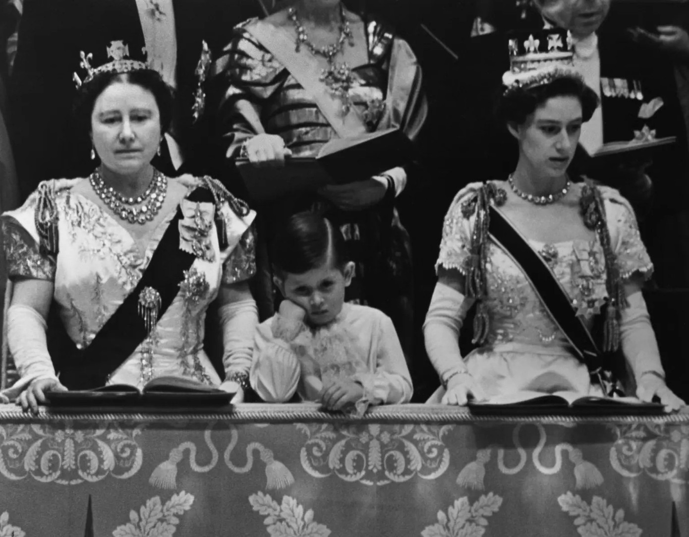 Vua Charles chán chường trong lễ đăng cơ của Nữ hoàng Elizabeth II. Ảnh: Getty Images.