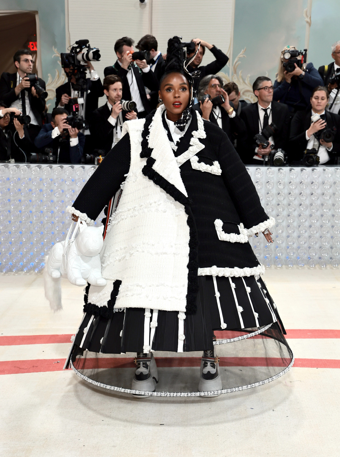 Nữ ca sĩ Janelle Monáe trông hài hước với bộ đồ quá khổ của Thom Browne. Ảnh: Getty Images. Nữ ca sĩ Janelle Monáe trông hài hước với bộ đồ quá khổ của Thom Browne. Ảnh: Getty Images.