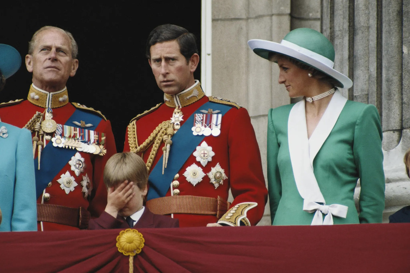 Hoàng tử William che mặt trên Cung điện Buckingham vào năm 1988. Ảnh: Getty Images.