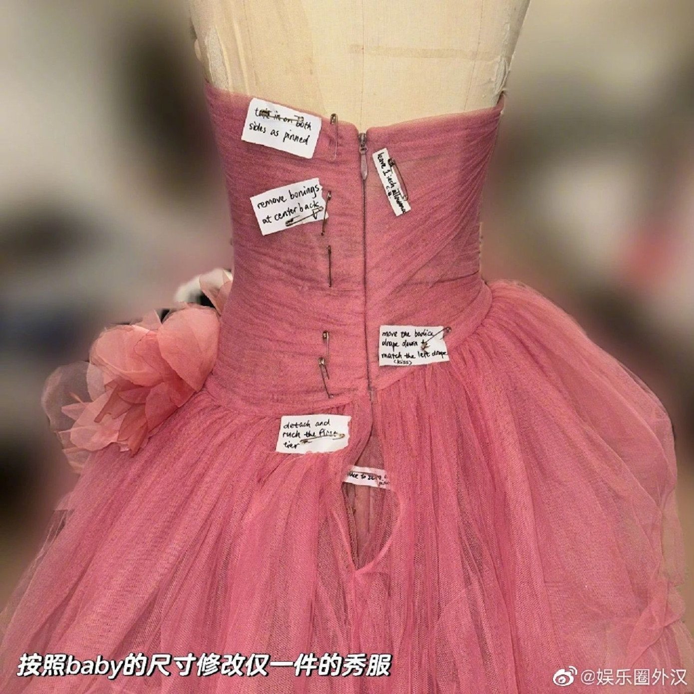 Nhà thiết kế thu nhỏ thắt lưng của chiếc váy gốc 11,5 cm để cho Angelababy mặc. Ảnh: Weibo. Nhà thiết kế thu nhỏ thắt lưng của chiếc váy gốc 11,5 cm để cho Angelababy mặc. Ảnh: Weibo.