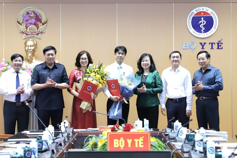 Bộ trưởng Đào Hồng Lan cùng các đồng chí Thứ trưởng Đỗ Xuân Tuyên, Trần Văn Thuấn, Lê Đức Luận, Vụ trưởng Vụ Tổ chức cán bộ Nguyễn Hồng Sơn chúc mừng các đồng chí tân Phó Cục trưởng Cục Quản lý môi trường y tế. Ảnh: SKĐS. Bộ trưởng Đào Hồng Lan cùng các đồng chí Thứ trưởng Đỗ Xuân Tuyên, Trần Văn Thuấn, Lê Đức Luận, Vụ trưởng Vụ Tổ chức cán bộ Nguyễn Hồng Sơn chúc mừng các đồng chí tân Phó Cục trưởng Cục Quản lý môi trường y tế. Ảnh: SKĐS.