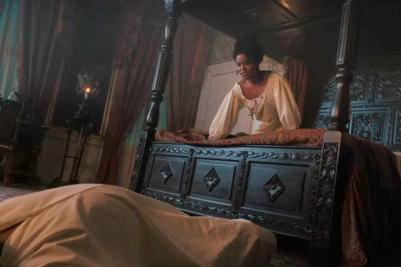 Cảnh nóng của Quý bà Agatha Danbury và chồng già được đánh giá là kỳ quặc nhất từ trước đến nay. Ảnh: Netflix.