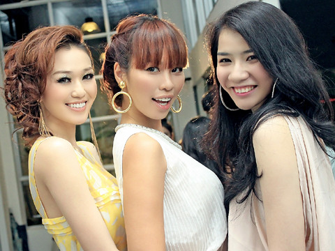 Các người đẹp cùng tạo dáng nhí nhảnh trước ống kính