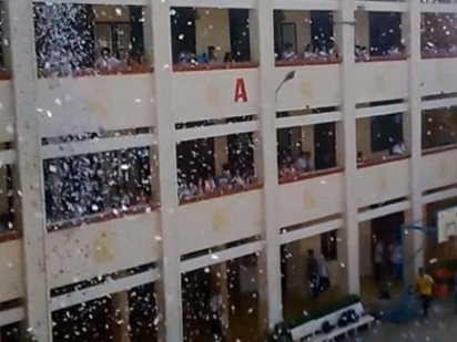 Xé đề cương môn học, vứt trắng xóa sân trường. Ảnh cắt từ clip