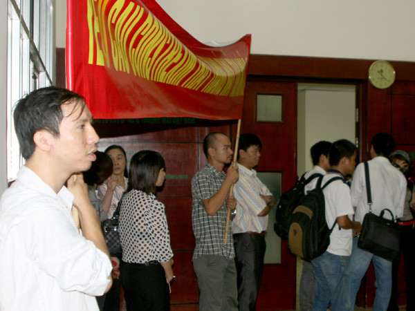 Người dân phản đối về việc giải quyết chậm trễ dẫn đến cái chết của ông Hòa