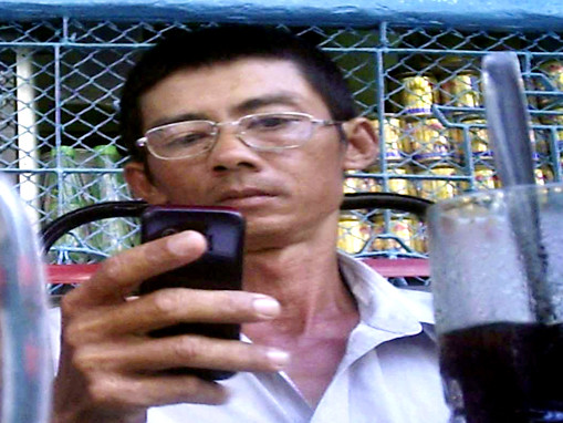 "Cò" Minh gọi điện tìm người bán trẻ sơ sinh.