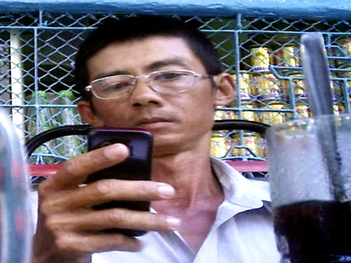 "Cò" Minh gọi điện tìm người bán trẻ sơ sinh.