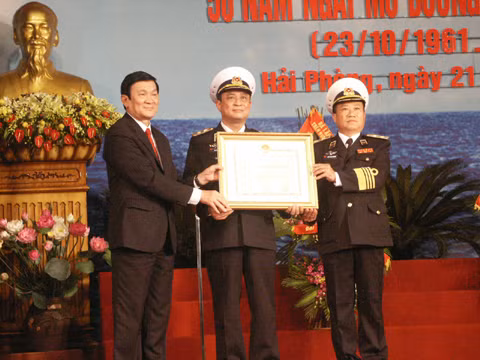 Chủ tịch nước Trương Tấn Sang trao Huân chương Hồ Chí Minh cho tập thể cán bộ, chiến sĩ đường Hồ Chí Minh trên biển thuộc Quân chủng Hải quân	Ảnh: Phạm Duẩn