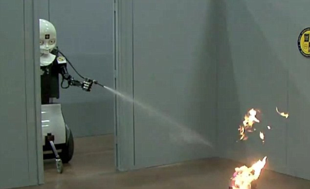 Robot cứu hỏa nhanh chóng dập lửa. 