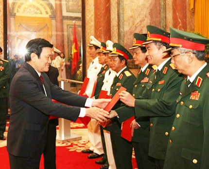 Chủ tịch nước Trương Tấn Sang trao quyết định thăng quân hàm Thượng tướng cho 9 cán bộ cấp cao Quân đội nhân dân và Công an nhân dân. Ảnh: Khổng Minh Khánh. Chủ tịch nước Trương Tấn Sang trao quyết định thăng quân hàm Thượng tướng cho 9 cán bộ cấp cao Quân đội nhân dân và Công an nhân dân. Ảnh: Khổng Minh Khánh
