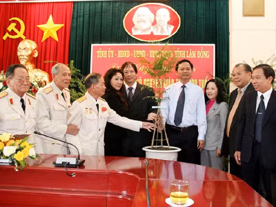 Tỉnh ủy Lâm Đồng tặng cây quý cho gia đình Đại tướng Võ Nguyên Giáp