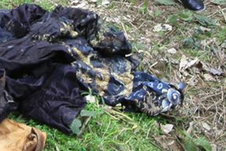 Ba con rồng được thêu bằng chỉ vàng trên lưng áo ngoài. Ba con rồng được thêu bằng chỉ vàng trên lưng áo ngoài