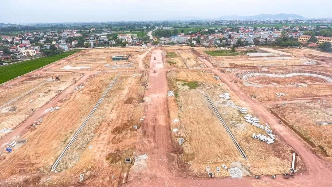 Dù đang trong quá trình thi công hạ tầng, nhưng thời gian qua, nhiều sàn môi giới đã đứng ra mời gọi, thậm chí nhận tiền đặt cọc của khách hàng cho các ô đất thuộc dự án Khu đô thị mới Đông Bắc, thị trấn Bích Động (huyện Việt Yên) do Công ty CP Xây dựng và dịch vụ TM Tuấn Quỳnh làm chủ đầu tư.