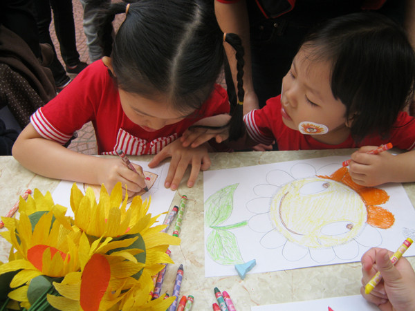 Các em miệt mài vè những bức tranh tại gian triển lãm tranh