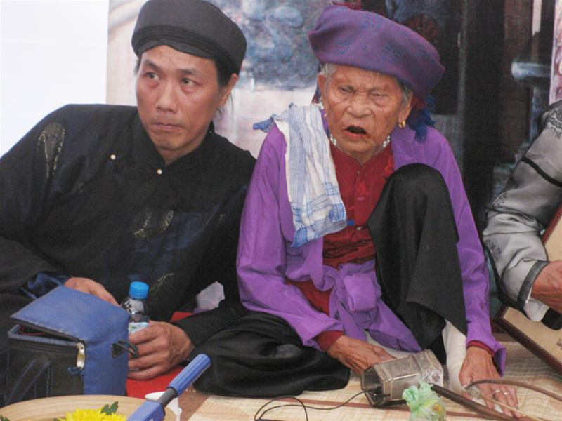 Sự xuất hiện và biểu diễn của nghệ sĩ Hà Thị Cầu gây xúc động cho người xem Sự xuất hiện và biểu diễn của nghệ sĩ Hà Thị Cầu gây xúc động cho người xem