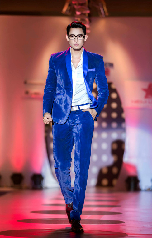 Trung Cương cũng tự trình diễn một mẫu thiết kế của mình