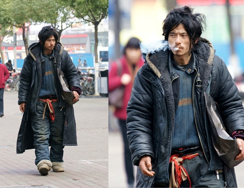 "Gã hành khất đẹp trai" ăn mặc rất phong cách.