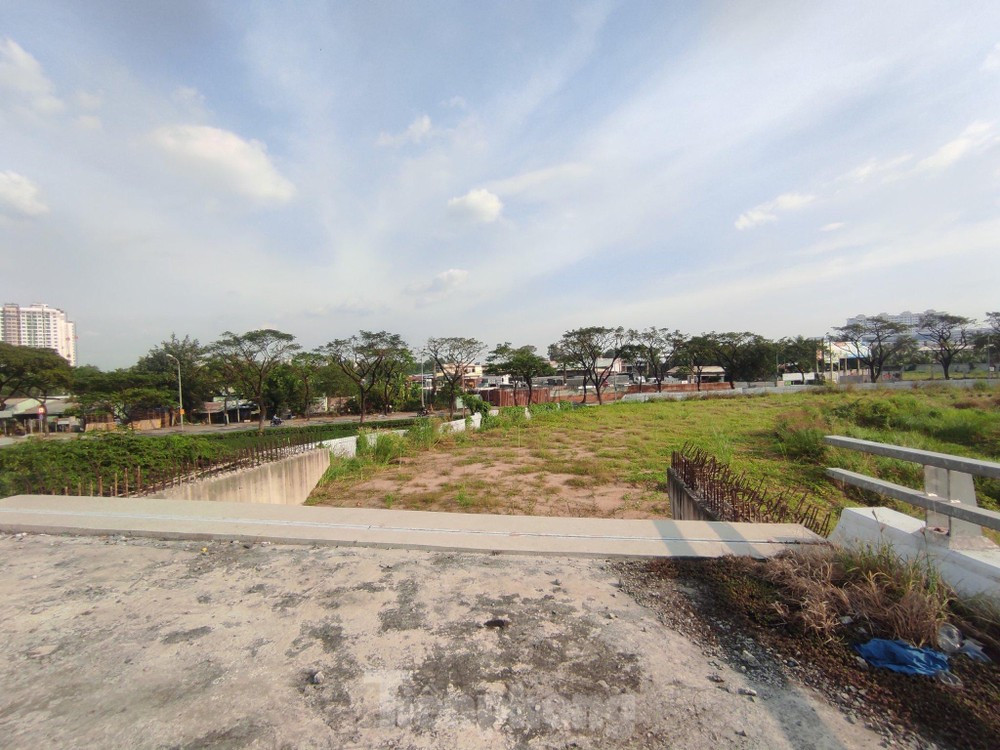 Đoạn tuyến nối từ đường Võ Văn Kiệt đến đường cao tốc TPHCM - Trung Lương đang thi công dang dở. Ảnh: H.H Đoạn tuyến nối từ đường Võ Văn Kiệt đến đường cao tốc TPHCM - Trung Lương đang thi công dang dở. Ảnh: H.H