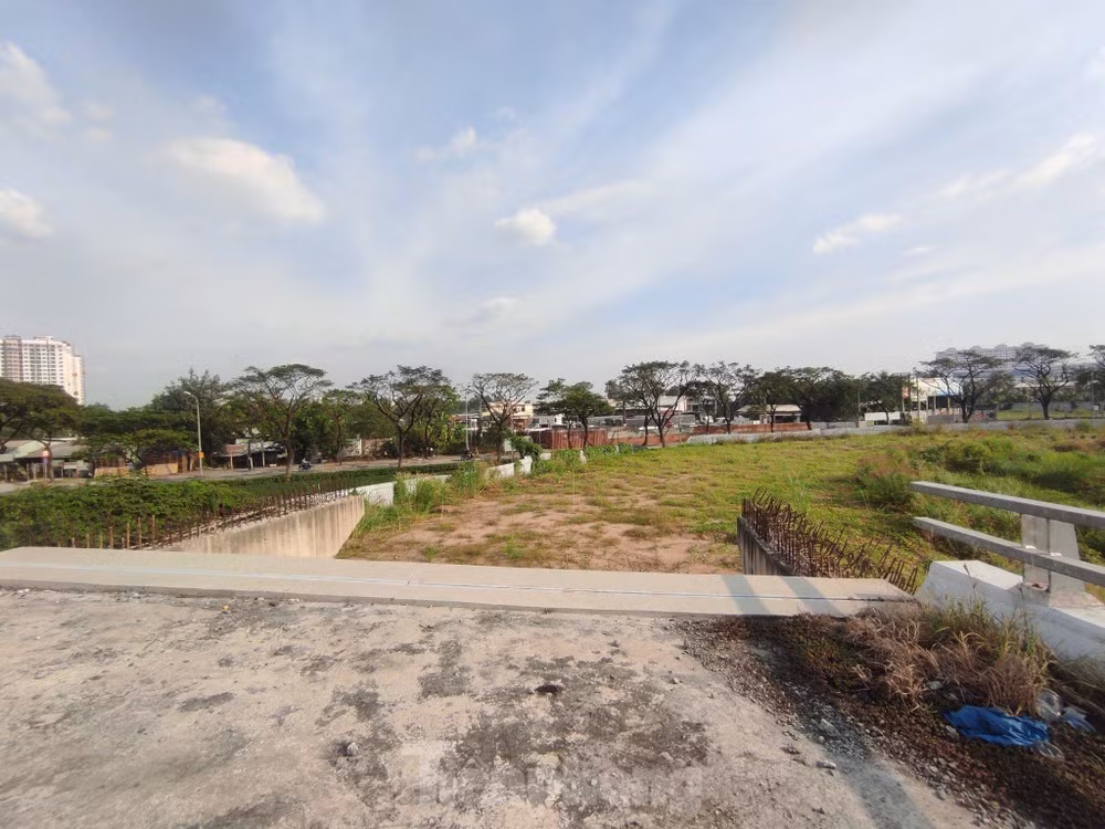 Đoạn tuyến nối từ đường Võ Văn Kiệt đến đường cao tốc TPHCM - Trung Lương đang thi công dang dở. Ảnh: H.H