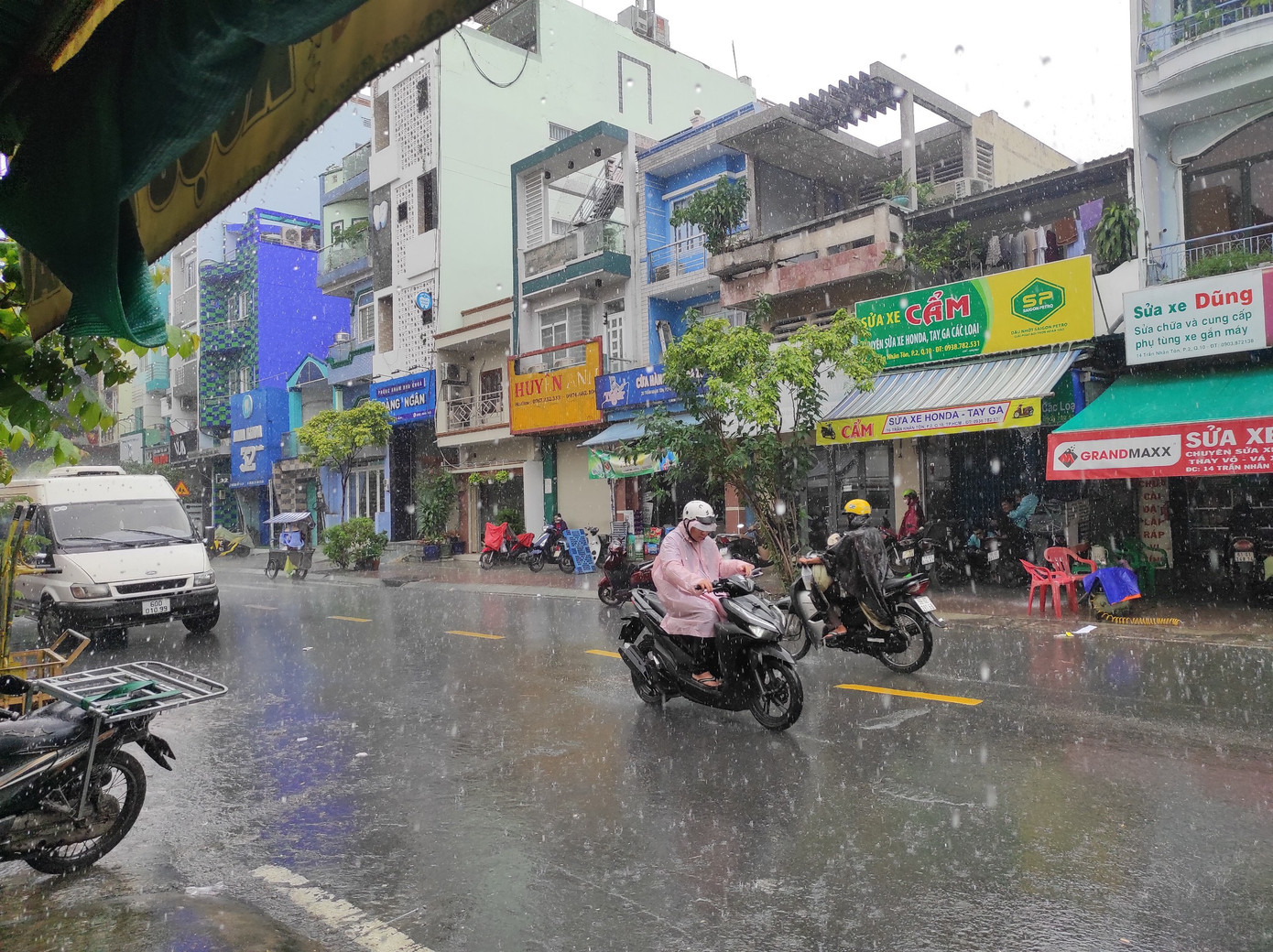 Chiều 27/2, một số khu vực tại TPHCM xuất hiện mưa trái mùa.