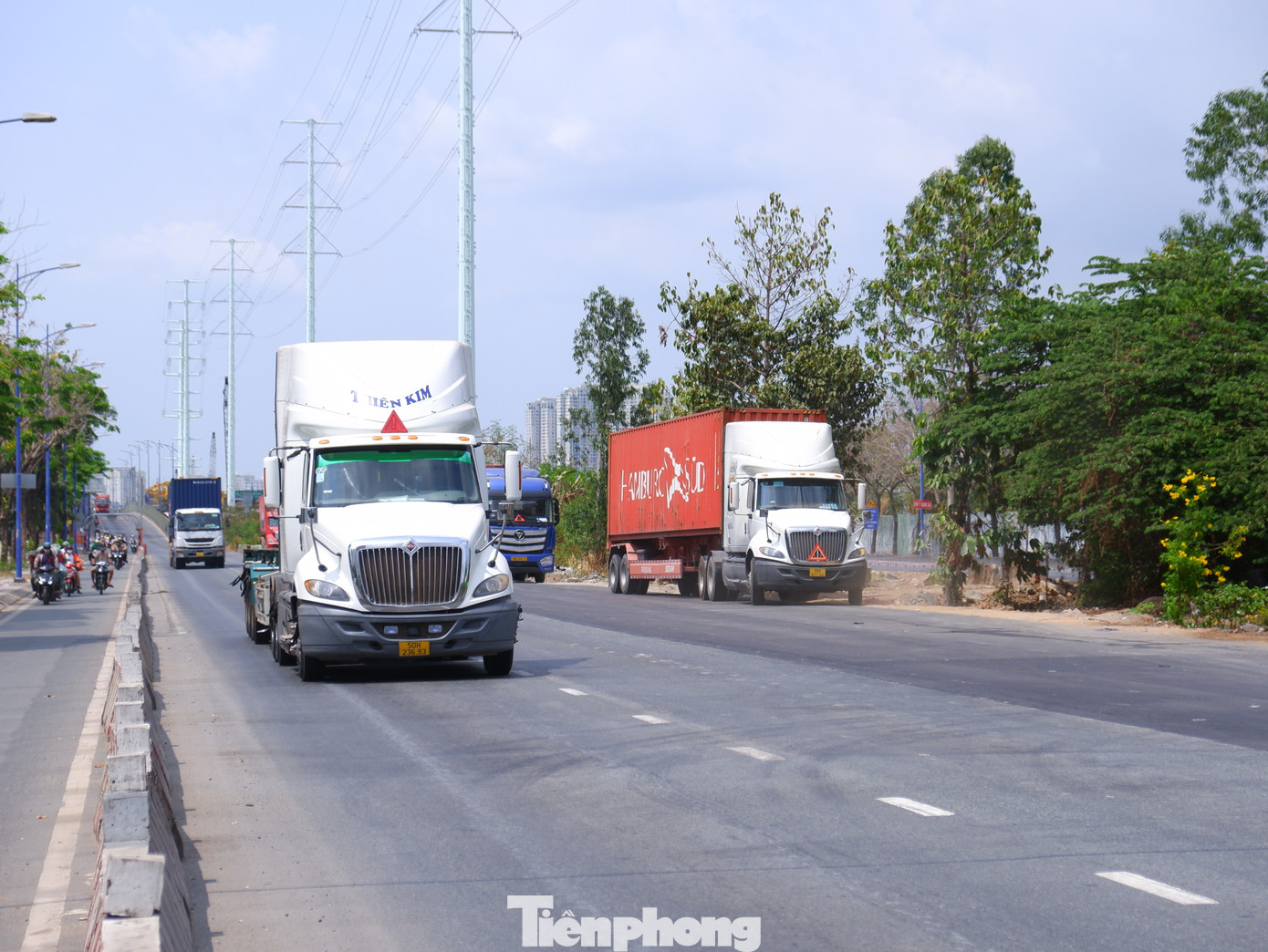 Dự án mở rộng đường Đồng Văn Cống (TP.Thủ Đức) nằm trong kế hoạch giảm ùn tắc khu vực cảng Cát Lái, được khởi công vào tháng 2/2020, do Ban Giao thông TPHCM làm chủ đầu tư.