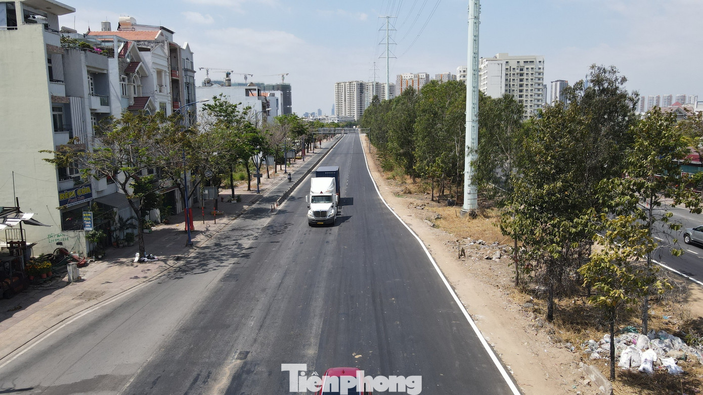 Tuyến đường cửa ngõ cảng Cát Lái trước và sau khi được mở rộng.