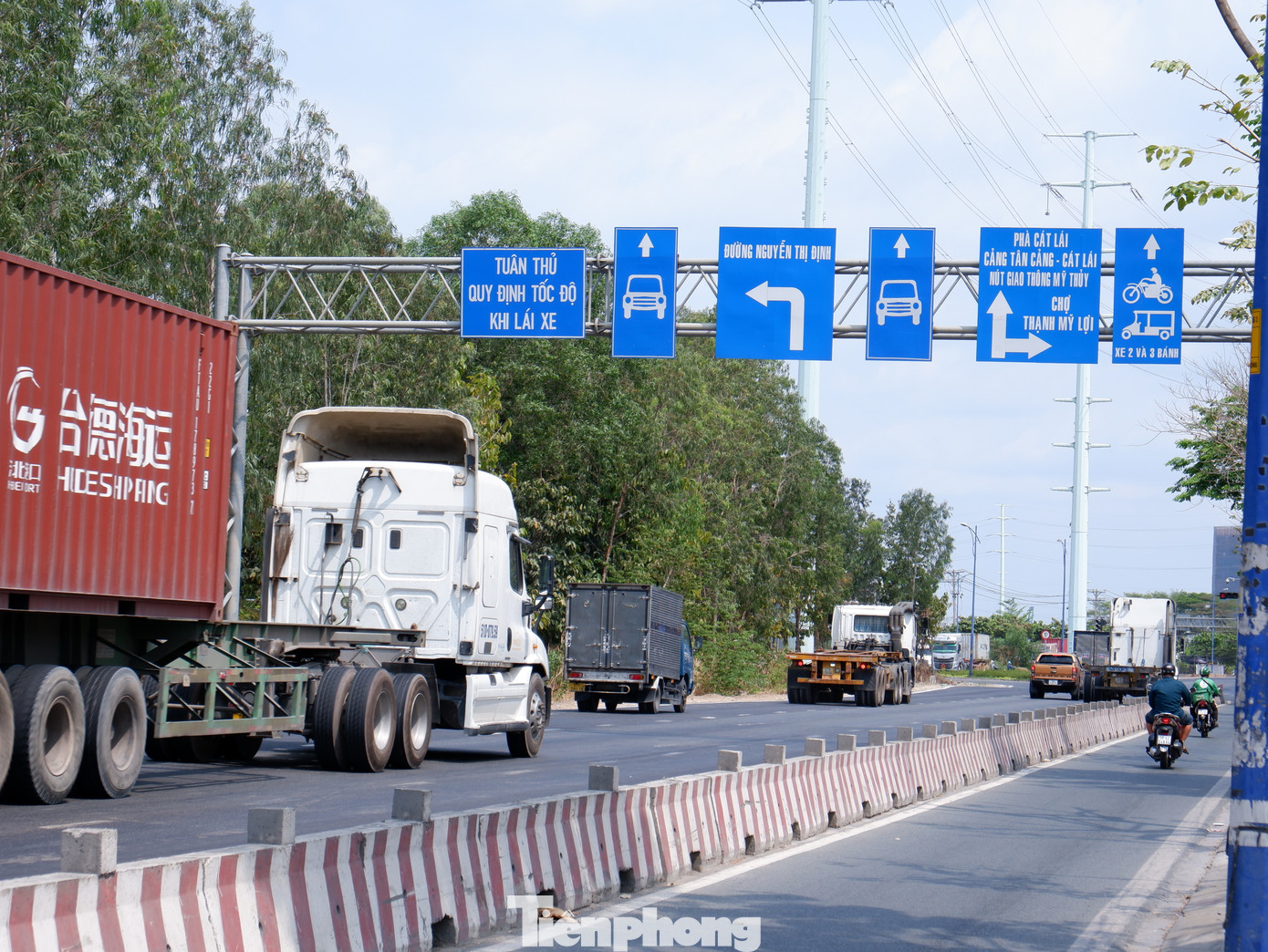 Theo ghi nhận của PV ngày 21/2, sau khi hoàn thành mở rộng, giao thông trên trục đường Đồng Văn Cống - cửa ngõ ra vào cảng Cát Lái đã thông thoáng hơn.