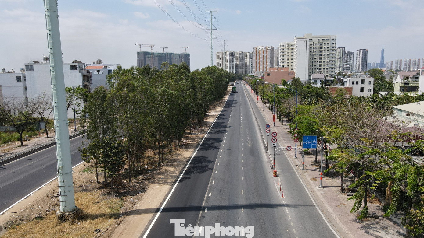 Đoạn đường Đồng Văn Cống (từ cầu Giồng Ông Tố 2 đến nút giao thông Mỹ Thủy) dài 2,8km được mở rộng thêm 2 làn ô tô, tăng từ 6 lên 8 làn xe (6 làn ô tô, 2 làn xe máy). Tổng vốn đầu tư dự án khoảng 42 tỷ đồng.