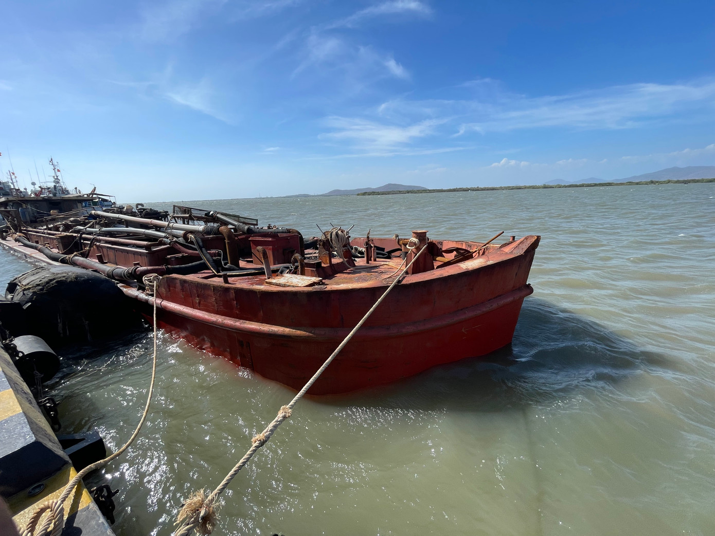 Lực lượng chức năng thuộc Bộ Tư lệnh Vùng Cảnh sát biển 3 đưa tàu số hiệu NĐ-2404 chở khoảng 180 mét khối cát không rõ nguồn gốc về cảng Hải đội 301 (TP Vũng Tàu). Ảnh: Bộ Tư lệnh Vùng Cảnh sát biển 3 Lực lượng chức năng thuộc Bộ Tư lệnh Vùng Cảnh sát biển 3 đưa tàu số hiệu NĐ-2404 chở khoảng 180 mét khối cát không rõ nguồn gốc về cảng Hải đội 301 (TP Vũng Tàu). Ảnh: Bộ Tư lệnh Vùng Cảnh sát biển 3