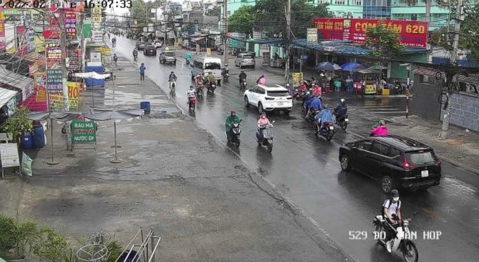 Mưa rào trên đường Đỗ Xuân Hợp (TP.Thủ Đức) vào chiều 27/2. Ảnh: Camera Giao thông