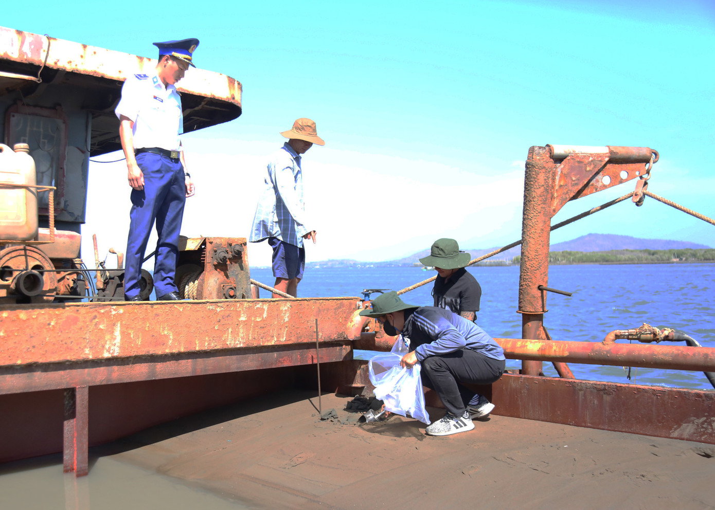 Lực lượng chức năng kiểm tra số cát trên tàu NĐ-2404. Ảnh: Bộ Tư lệnh Vùng Cảnh sát biển 3 Lực lượng chức năng kiểm tra số cát trên tàu NĐ-2404. Ảnh: Bộ Tư lệnh Vùng Cảnh sát biển 3