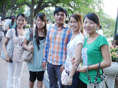 Phạm Tiến Dũng (giữa) và sinh viên ĐH Ngoại thương