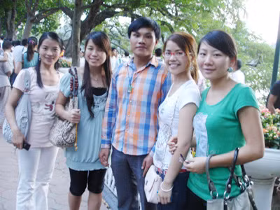 Phạm Tiến Dũng (giữa) và sinh viên ĐH Ngoại thương