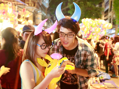 Đôi bạn trẻ xem lại hình ảnh vừa chụp qua điện thoại