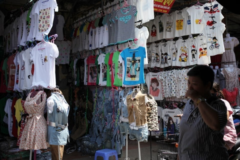 Quần áo phần lớn là hàng nhái các mẫu mã ,thương hiệu nổi tiếng thế giới đều xuất xứ Trung Quốc