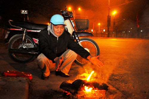 Những công nhân làm ca đêm, xe ôm đốt lửa sưởi ấm trên đường Giải Phóng